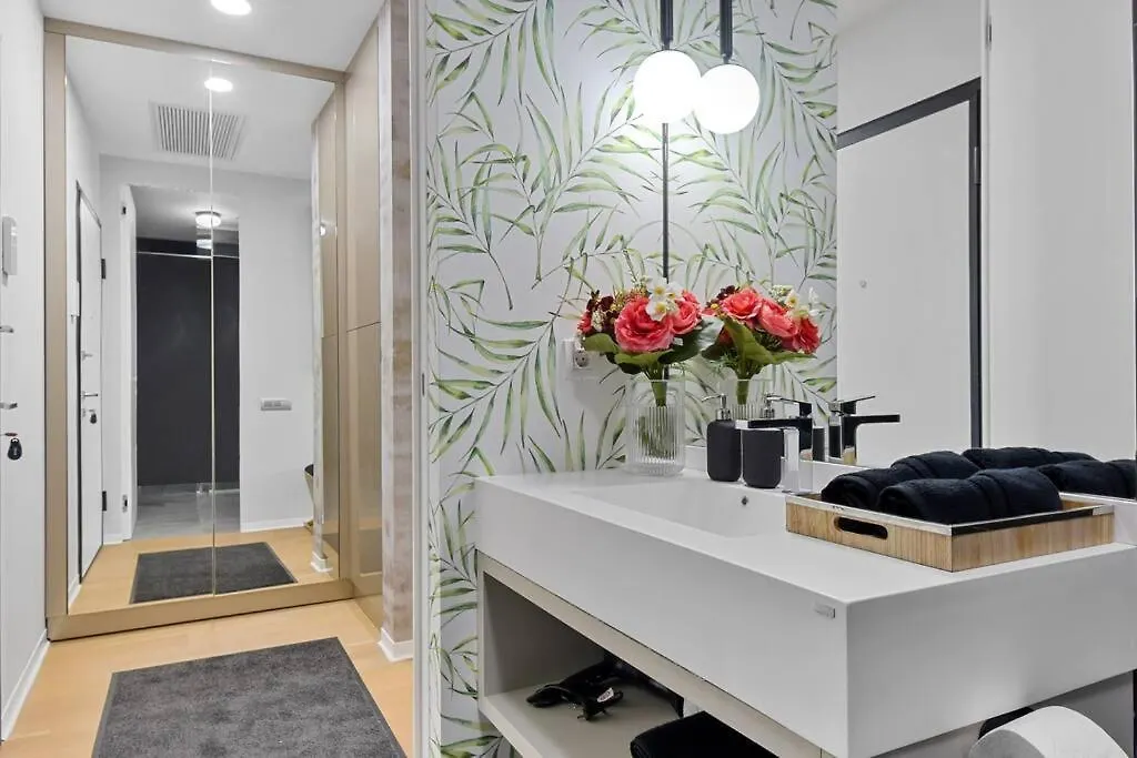 Lax Exquisite 1Br,1Bath -City Skyline Views بوخارست